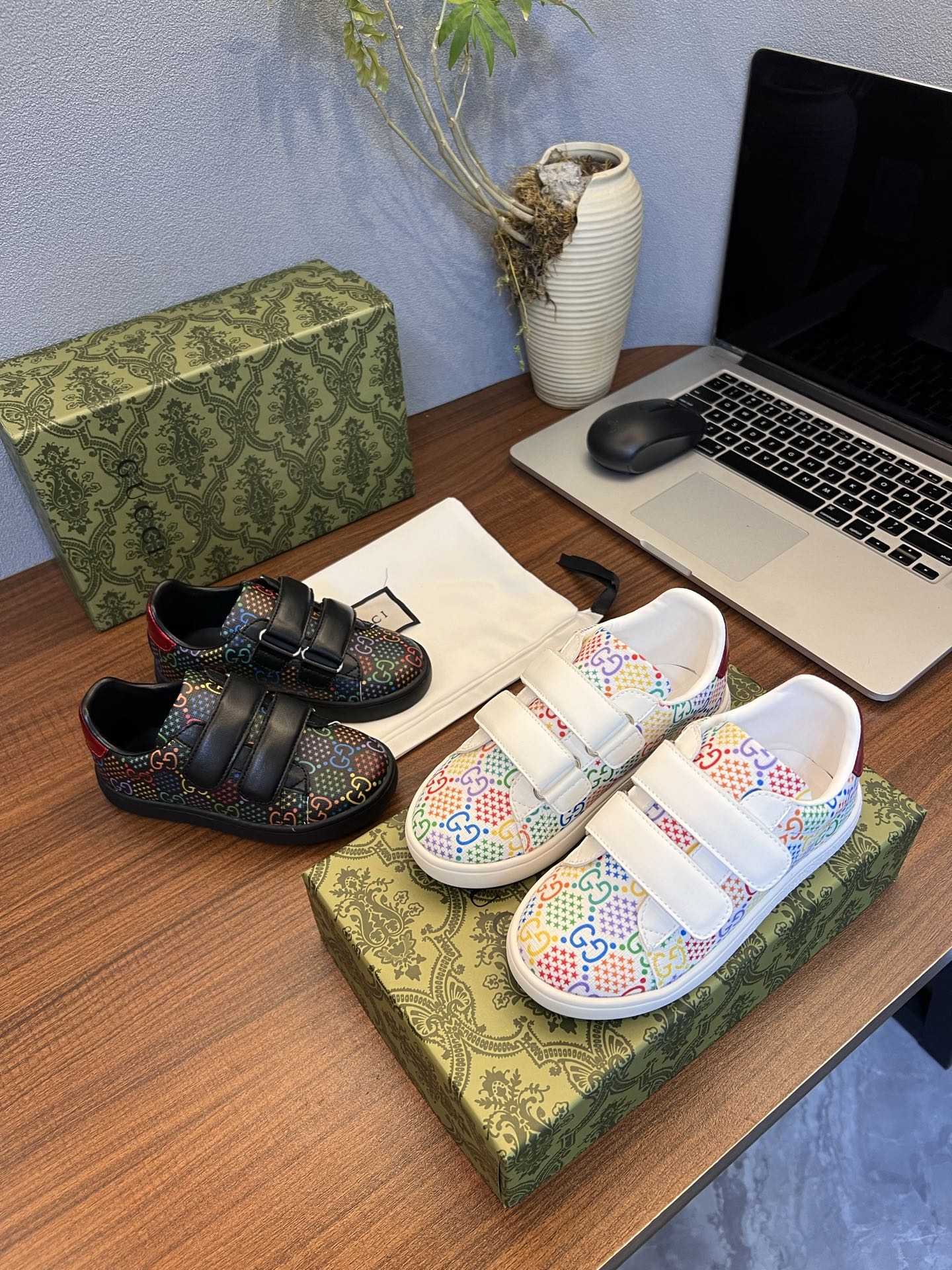 Children's shoes child